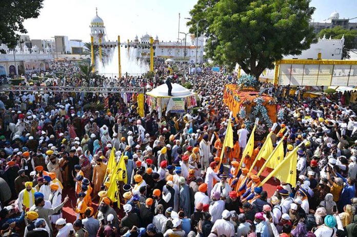 Sikh yatrees performing their religious rituals on the occasion of 556th birth anniversary of Guru Nanak Dev in Nankana Sahib, Guru Nanak was the founder of the religion of Sikhism and the first of ten Sikh Gurus. His birth is celebrated worldwide as Guru Nanak Gurpurab on Kartik Pooranmashi, the full-moon day in the month of Katak, October–November