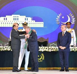 President Asif Ali Zardari confers the Nishan-i-Pakistan on His Majesty King Abdullah II ibn Al-Hussein of the Hashemite Kingdom of Jordan at a special investiture ceremony at Aiwan-e-Sadr.