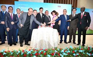 Acting President Syed Yousuf Raza Gilani cutting a cake with dignitaries at a reception celebrating the 5th anniversary of Azerbaijan’s Victory Day