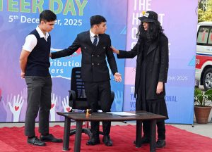 Vice Chancellor of Islamia University of Bahawalpur, Prof. Dr. Muhammad Kamran, presents a shield to Vice Chancellor Prof. Dr. Saeed Ahmed Buzdar during a two-day international conference on emerging trends in the field of physics.