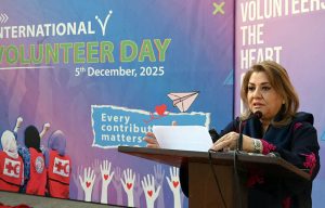 Vice Chancellor of Islamia University of Bahawalpur, Prof. Dr. Muhammad Kamran, presents a shield to Vice Chancellor Prof. Dr. Saeed Ahmed Buzdar during a two-day international conference on emerging trends in the field of physics.