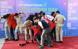 Vice Chancellor of Islamia University of Bahawalpur, Prof. Dr. Muhammad Kamran, presents a shield to Vice Chancellor Prof. Dr. Saeed Ahmed Buzdar during a two-day international conference on emerging trends in the field of physics.