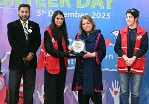 Vice Chancellor of Islamia University of Bahawalpur, Prof. Dr. Muhammad Kamran, presents a shield to Vice Chancellor Prof. Dr. Saeed Ahmed Buzdar during a two-day international conference on emerging trends in the field of physics.