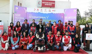 Vice Chancellor of Islamia University of Bahawalpur, Prof. Dr. Muhammad Kamran, presents a shield to Vice Chancellor Prof. Dr. Saeed Ahmed Buzdar during a two-day international conference on emerging trends in the field of physics.