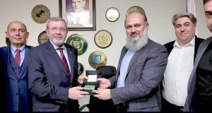 Federal Minister for Commerce Jam Kamal Khan presenting a souvenir to the head of the Turkish delegation during a meeting aimed at strengthening cooperation in aviation, defence manufacturing, and high-tech industrial sectors.