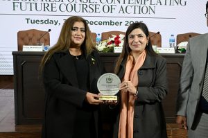Executive Director General, ISA, Ms. Imrana Wazir presents memento to Dr Maria Sultan President SASSI University as a panelist of dialogue on "Indian Aggression and Pakistan's Strategic Response" at ISA