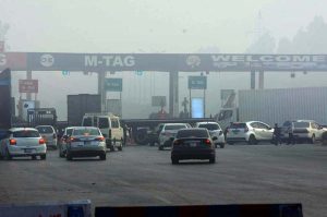 A view of the motorway closed due to heavy smog to ensure travelers’ safety and prevent any mishap in the provincial capital.