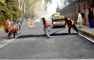 MLC staff repairing a head on Davis Road.
