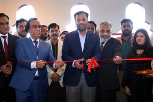 Federal Minister for National Health Services Regulation and Coordination Syed Mustafa Kamal cutting ribbon to inaugurate Indus University North Karachi Campus.