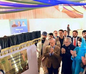 Prime Minister Muhammad Shehbaz Sharif unveils the plaque of the groundbreaking ceremony of the Gujranwala Mass Transit System.