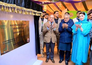 Prime Minister Muhammad Shehbaz Sharif unveils the plaque of the groundbreaking ceremony of the Gujranwala Mass Transit System.