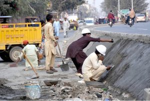 Workers are busy applying cement plaster to smooth the wall’s surface while constructing a roadside fence as part of efforts to beautify the provincial capital.