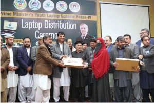 Federal Minister for Kashmir and Gilgit-Baltistan Affairs and SAFRON Engineer Amir Muqam is distributing laptops among the students of University of Malakand under the Prime Minister's Youth Laptop Scheme Phase-IV.