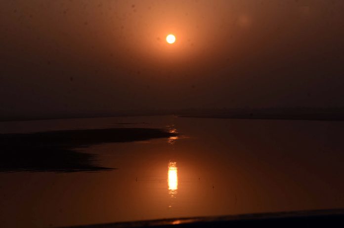 A mesmerizing winter sunset paints the skies with natural colors, captivating every eye over the city