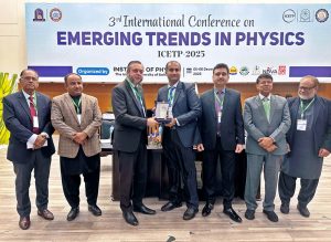 Vice Chancellor of Islamia University of Bahawalpur, Prof. Dr. Muhammad Kamran, presents a shield to Vice Chancellor Prof. Dr. Saeed Ahmed Buzdar during a two-day international conference on emerging trends in the field of physics.