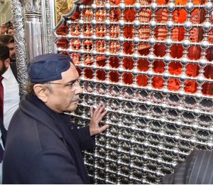President Asif Ali Zardari paid respects at the holy shrine of Hazrat Abbas (A.S.), offered nawafil prayers and met the administrators and scholars of the shrine.