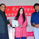 Assistant Commissioner Latifabad, Mr. Saud Lund, presents certificates to graduate students during the Shaikhs Collegiate Grand Convocation 2025 at Shaikhs Collegiate Institute of Information Technology, held at Mehran Art Council