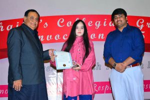 Assistant Commissioner Latifabad, Mr. Saud Lund, presents certificates to graduate students during the Shaikhs Collegiate Grand Convocation 2025 at Shaikhs Collegiate Institute of Information Technology, held at Mehran Art Council