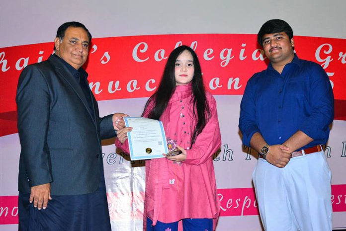 Assistant Commissioner Latifabad, Mr. Saud Lund, presents certificates to graduate students during the Shaikhs Collegiate Grand Convocation 2025 at Shaikhs Collegiate Institute of Information Technology, held at Mehran Art Council