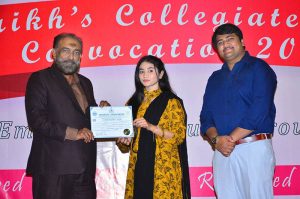 Assistant Commissioner Latifabad, Mr. Saud Lund, presents certificates to graduate students during the Shaikhs Collegiate Grand Convocation 2025 at Shaikhs Collegiate Institute of Information Technology, held at Mehran Art Council