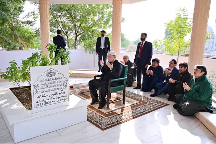 President Asif Ali Zardari offers Fateha on the grave of his mother,Begum Bilqees Sultana, at Baloo Ja Quba