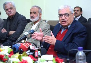 Wafaqi Mohtasib Ejaz Ahmed Qureshi addressing a press briefing at the Wafaqi Mohtasib Secretariat Regional Office