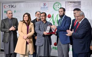 Federal Minister for Information and Broadcasting Attaullah Tarar presenting souvenir to Managing Director Associated Press of Pakistan Muhammad Asim Khichi during a Christmas Eve ceremony organized by the National Press Club Islamabad, in collaboration with Medic Galleria and the Zakat Foundation of America.