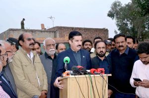Governor Khyber Pakhtunkhwa Faisal Karim Kundi speaks to media at Rajoya Saddat, Chiniot, following the passing of Fateh Khawani, father of PPPP Central Punjab General Secretary Syed Hassan Murtaza.