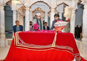 President Asif Ali Zardari offering fateha and laying flowers at the grave of Shaheed Zulfikar Ali Bhutto in Garhi Khuda Bakhsh.