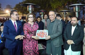 Federal Minister for Communications Abdul Aleem Khan & Tajikistan's Minister for Culture Ms. Sattoriyon Matlubakhon Amonzoda exchanging souvenirs at Pak-Tajik Cultural Program at Lok Virsa.