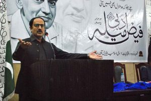 Intellectual writer Jami Chandio reciting his poetry at Faiz Literary Festival Islamia University Bahawalpur.