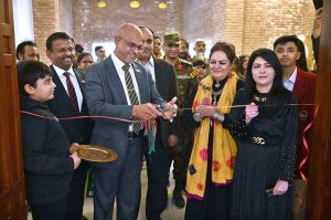 Deputy High Commissioner at the Sri Lankan High Commission, Christy Ruban, inaugurates ‘The Perennials’, an exhibition featuring works by students of the six-month drawing and painting training course at PNCA.