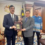 Chairman Senate of Pakistan, Syed Yousaf Raza Gilani presenting souvenir to His Excellency Tan Sri Dato' DR. Johari Bin Abdul, Speaker of The House of Representatives of Malaysia