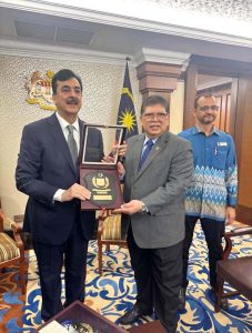 Chairman Senate of Pakistan, Syed Yousaf Raza Gilani presenting souvenir to His Excellency Tan Sri Dato' DR. Johari Bin Abdul, Speaker of The House of Representatives of Malaysia