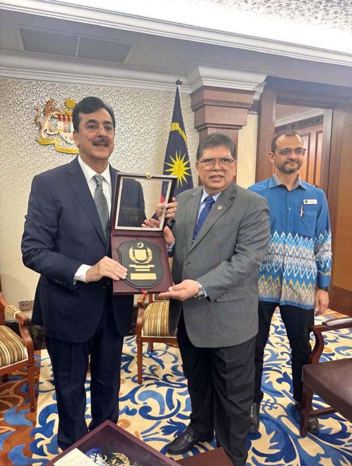 Chairman Senate of Pakistan, Syed Yousaf Raza Gilani presenting souvenir to His Excellency Tan Sri Dato' DR. Johari Bin Abdul, Speaker of The House of Representatives of Malaysia