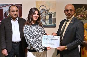 Deputy High Commissioner at the Sri Lankan High Commission, Christy Ruban, inaugurates ‘The Perennials’, an exhibition featuring works by students of the six-month drawing and painting training course at PNCA.