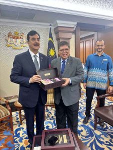 Chairman Senate of Pakistan, Syed Yousaf Raza Gilani presenting souvenir to His Excellency Tan Sri Dato' DR. Johari Bin Abdul, Speaker of The House of Representatives of Malaysia
