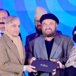 Prime Minister Muhammad Shehbaz distributes laptops amongst the deserving students of the universities of Khyber Pakhtunkhwa.