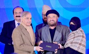 Prime Minister Muhammad Shehbaz distributes laptops amongst the deserving students of the universities of Khyber Pakhtunkhwa.