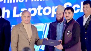 Prime Minister Muhammad Shehbaz distributes laptops amongst the deserving students of the universities of Khyber Pakhtunkhwa.