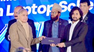 Prime Minister Muhammad Shehbaz distributes laptops amongst the deserving students of the universities of Khyber Pakhtunkhwa.