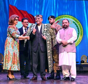 President Asif Ali Zardari receiving a souvenir from Tajik Minister for Culture Ms. Sattoriyon Matlubakhon Amonzoda at the inauguration ceremony of the Tajikistan Cultural Week at PNCA.