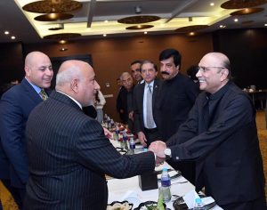 President Asif Ali Zardari shaking hands with Governor of Karbala, Dr. Nsayif Jassim Al‑Khatabi, during a lunch hosted in his honour.