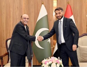 President Asif Ali Zardari meeting Governor of Najaf, Yousuf Makki Kanawi, following his arrival at Najaf International Airport.