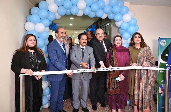Secretary Social Welfare Punjab, Javed Akhtar Mahmood is inaugurating a handicraft exhibition at ceremony on the theme of Empowered Women for a Prosperous Pakistan at the State Bank of Pakistan Building