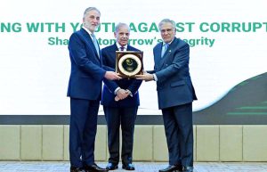 Chairman NAB Lt. Gen (R) Nazir Ahmed giving shield to Deputy Prime Minister, Foreign Minister Muhammad Ishaq Dar at International anti-Corruption Day Seminar.