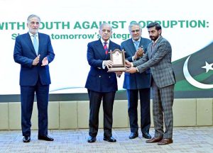 Prime Minister Muhammad Shehbaz Sharif awarding shields on outstanding performance of NAB Officers, at International anti-Corruption Day Seminar.