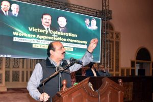 Chairman Youth Programme Rana Mashhood Ahmed Khan and MNA Hafiz Muhammad Numan distribute awards in recognition of the PML-N Youth Council during the by-election victory celebration and workers’ appreciation ceremony.