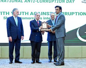 Prime Minister Muhammad Shehbaz Sharif awarding shields on outstanding performance of NAB Officers, at International anti-Corruption Day Seminar.