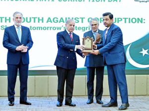Prime Minister Muhammad Shehbaz Sharif awarding shields on outstanding performance of NAB Officers, at International anti-Corruption Day Seminar.